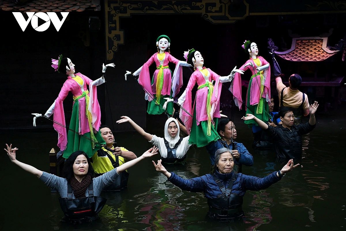 Dancing on water – a new experiment by puppet performers